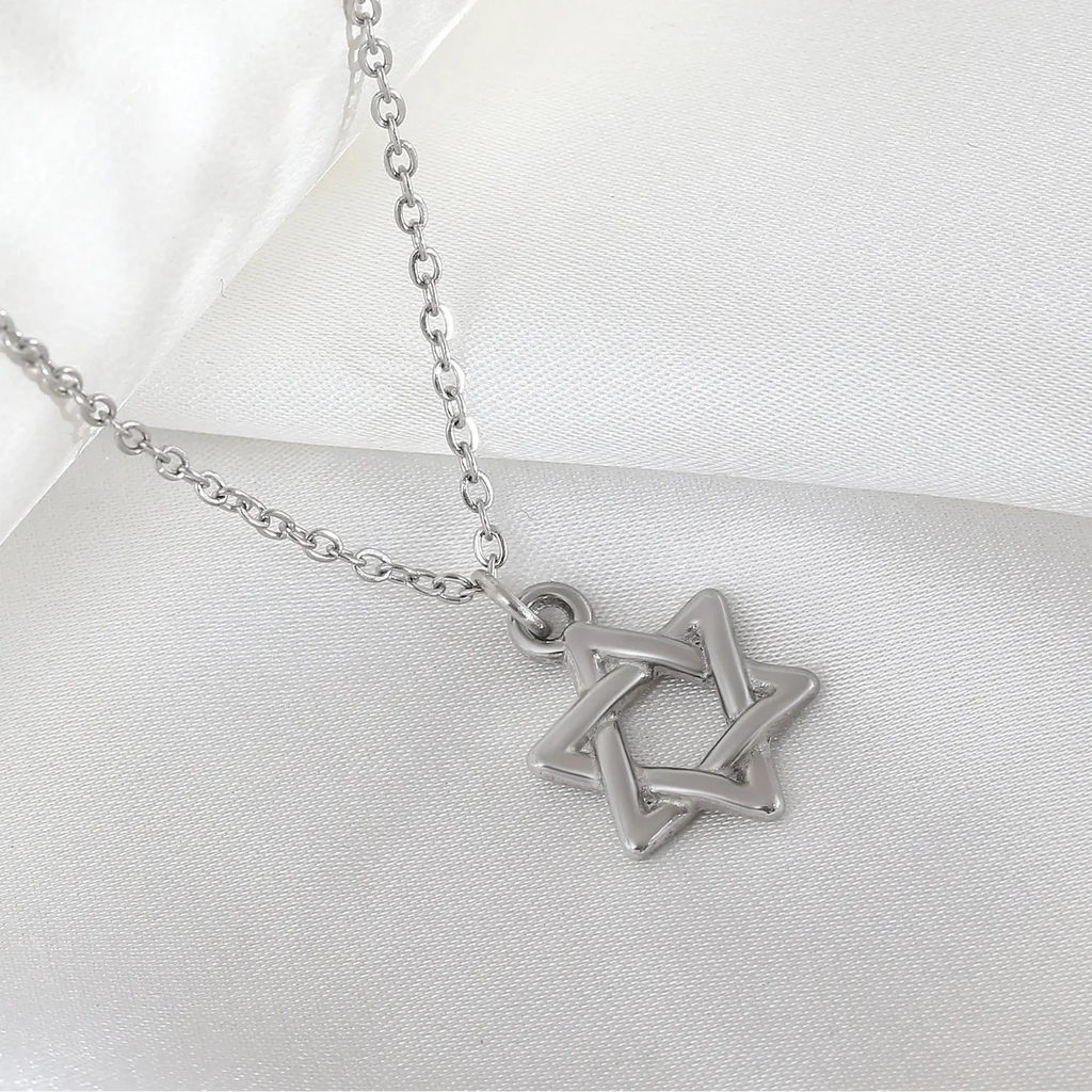 Halskette mit Anhänger des symbolischen jüdischen Davidsterns aus Silber