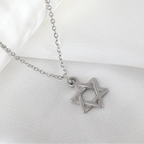 Halskette mit Anhänger des symbolischen jüdischen Davidsterns aus Silber