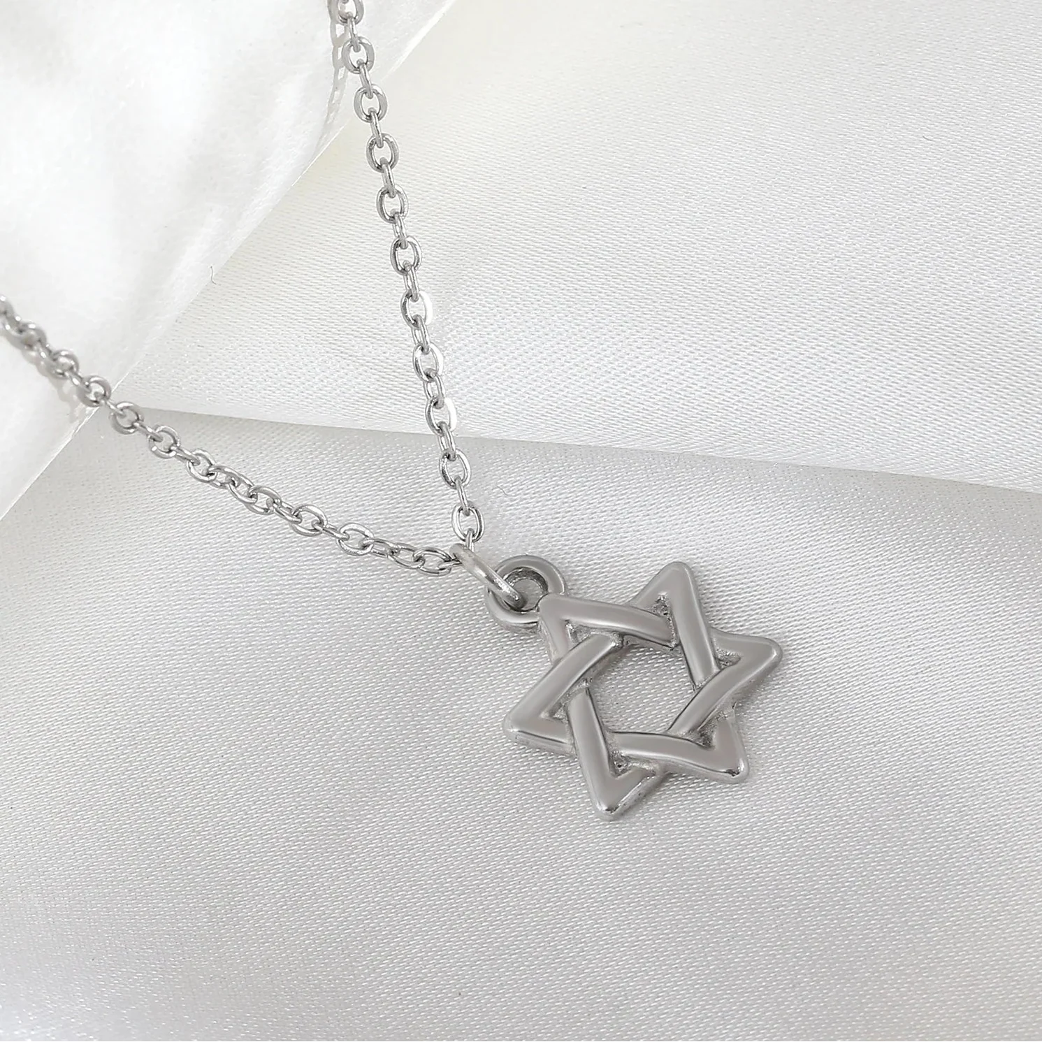 Halskette mit Anhänger des symbolischen jüdischen Davidsterns aus Silber