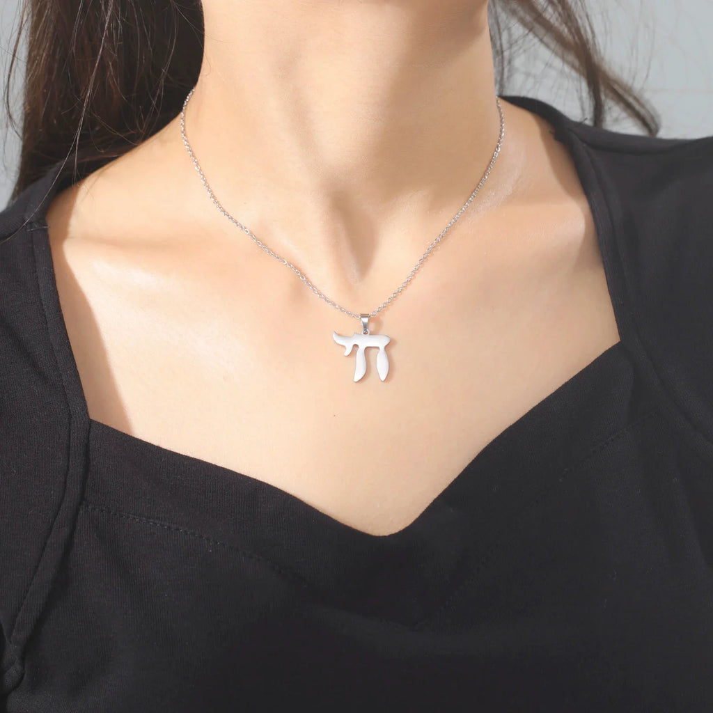 Halskette mit Anhänger des hebräischen Buchstabens Chai, Symbol des jüdischen Lebens, Silber
