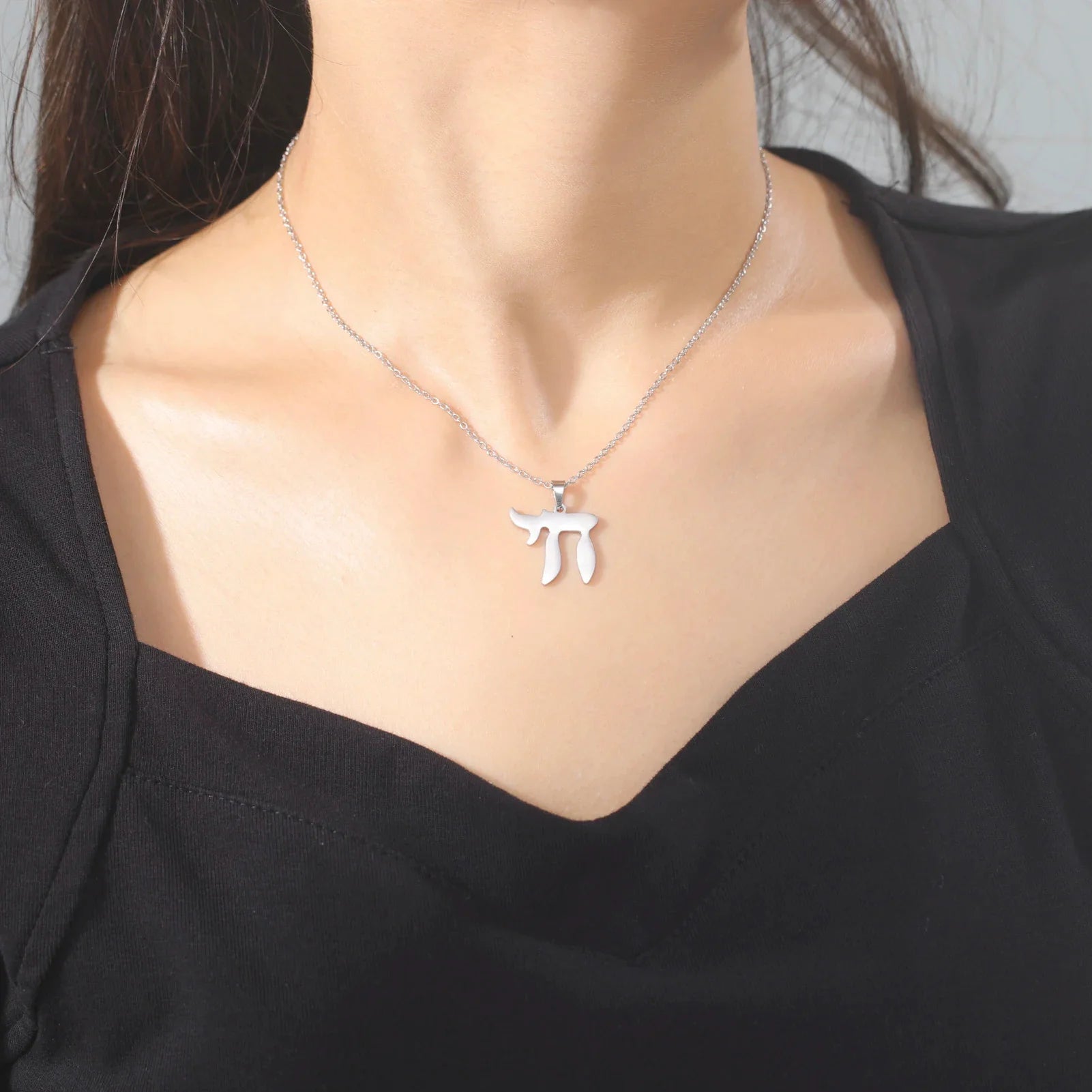 Halskette mit Anhänger des hebräischen Buchstabens Chai, Symbol des jüdischen Lebens, Silber