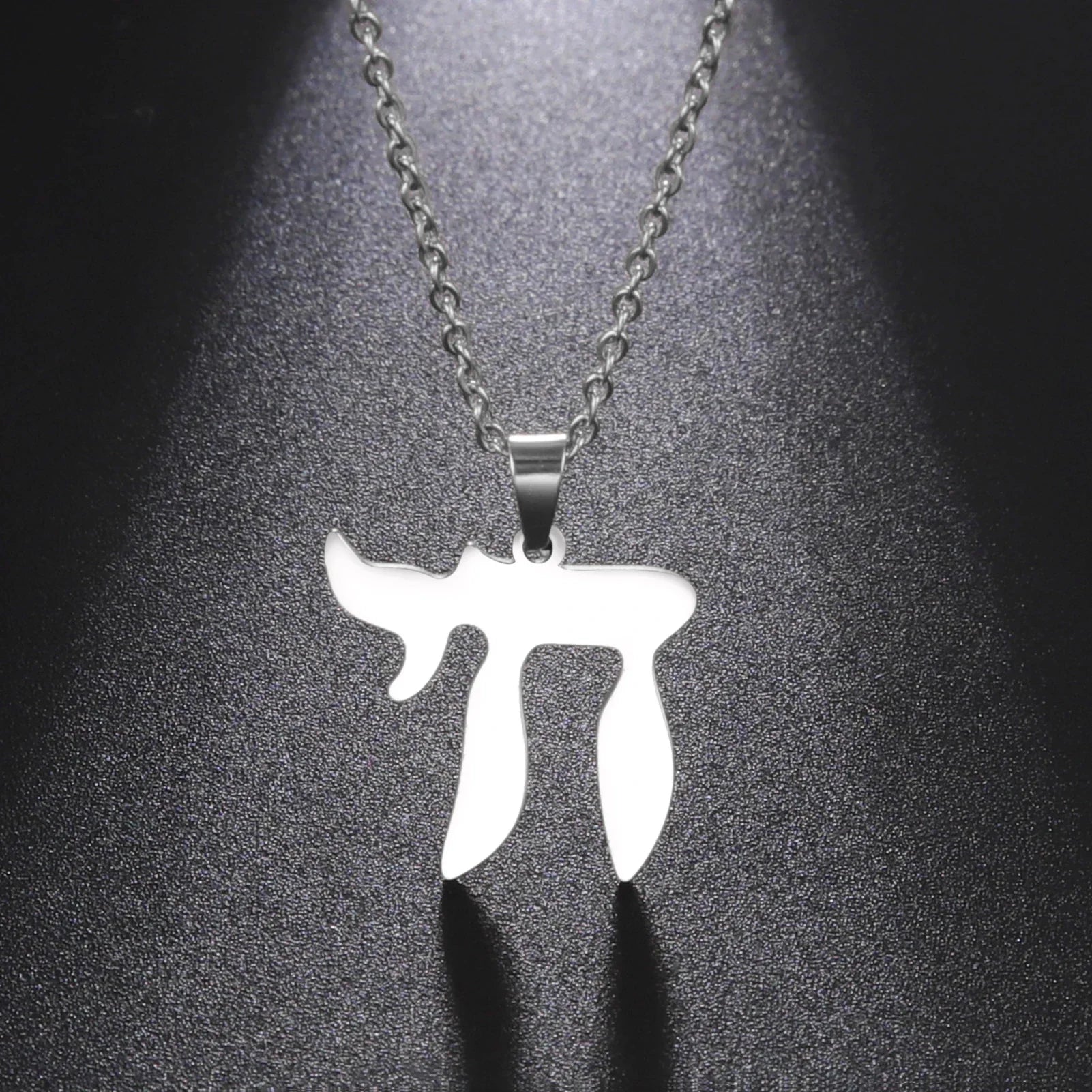 Halskette mit Anhänger des hebräischen Buchstabens Chai, Symbol des jüdischen Lebens, Silber