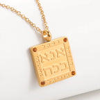 Halskette mit Anhänger jüdischer Gebete in hebräischen Buchstaben Ana b'Koach Gold