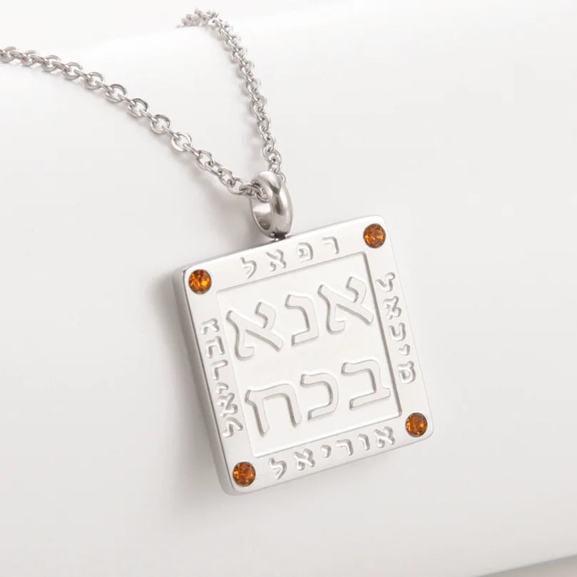 Halskette mit Anhänger jüdischer Gebete in hebräischen Buchstaben Ana b'Koach Silber