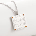 Halskette mit Anhänger jüdischer Gebete in hebräischen Buchstaben Ana b'Koach Silber