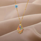 Halskette mit Anhänger zum Schutz vor dem bösen <span data-glossary-id="œil">Auge</span> und mehrfarbiger arabischer Fatima-Hand in Gold