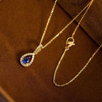 Collana con pendente doppia goccia d'acqua e cristallo blu zaffiro