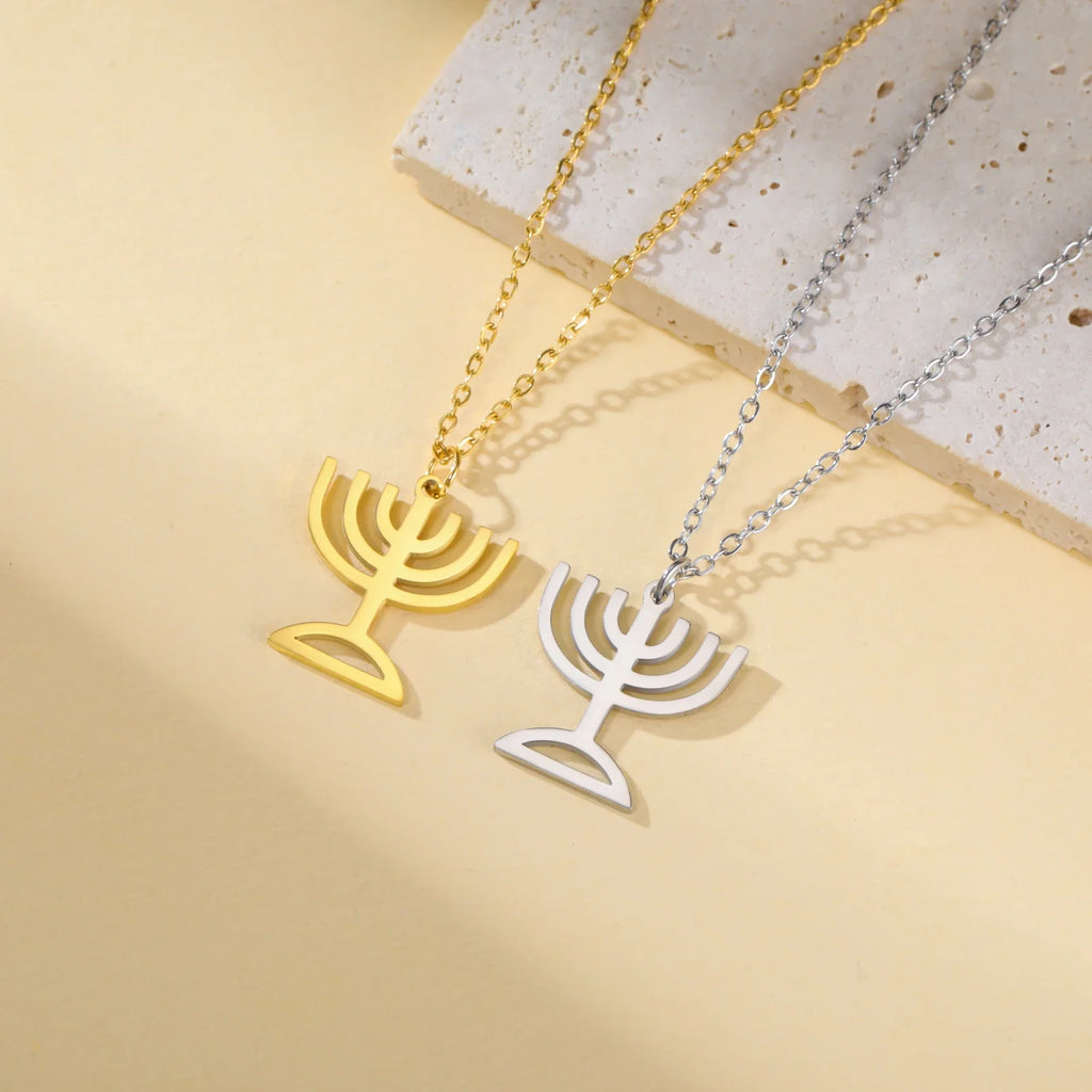 Halskette mit Anhänger des Symbols der jüdischen Identität Menora 