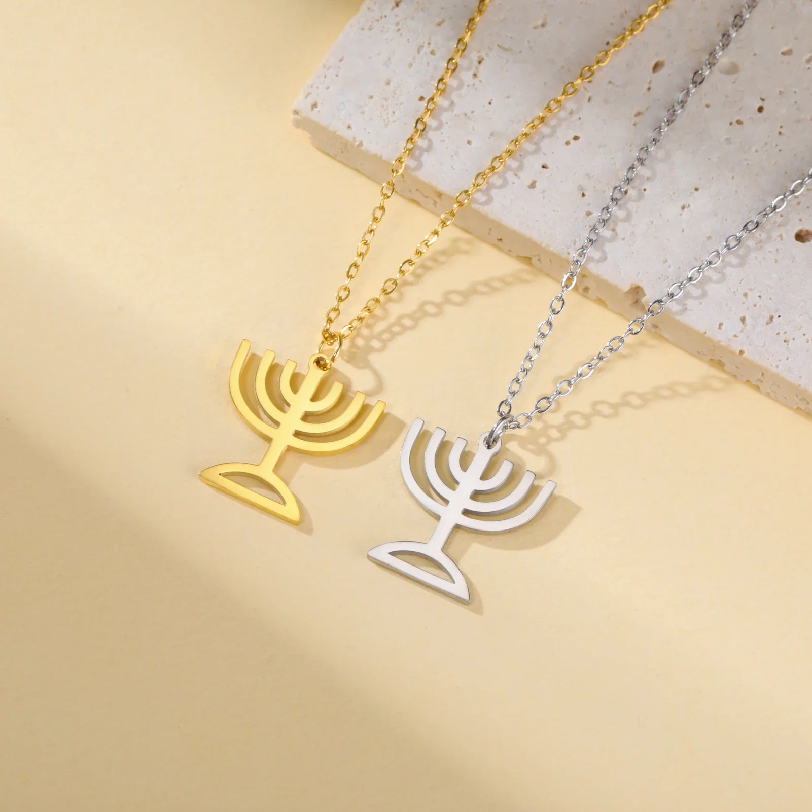 Halskette mit Anhänger des Symbols der jüdischen Identität Menora 