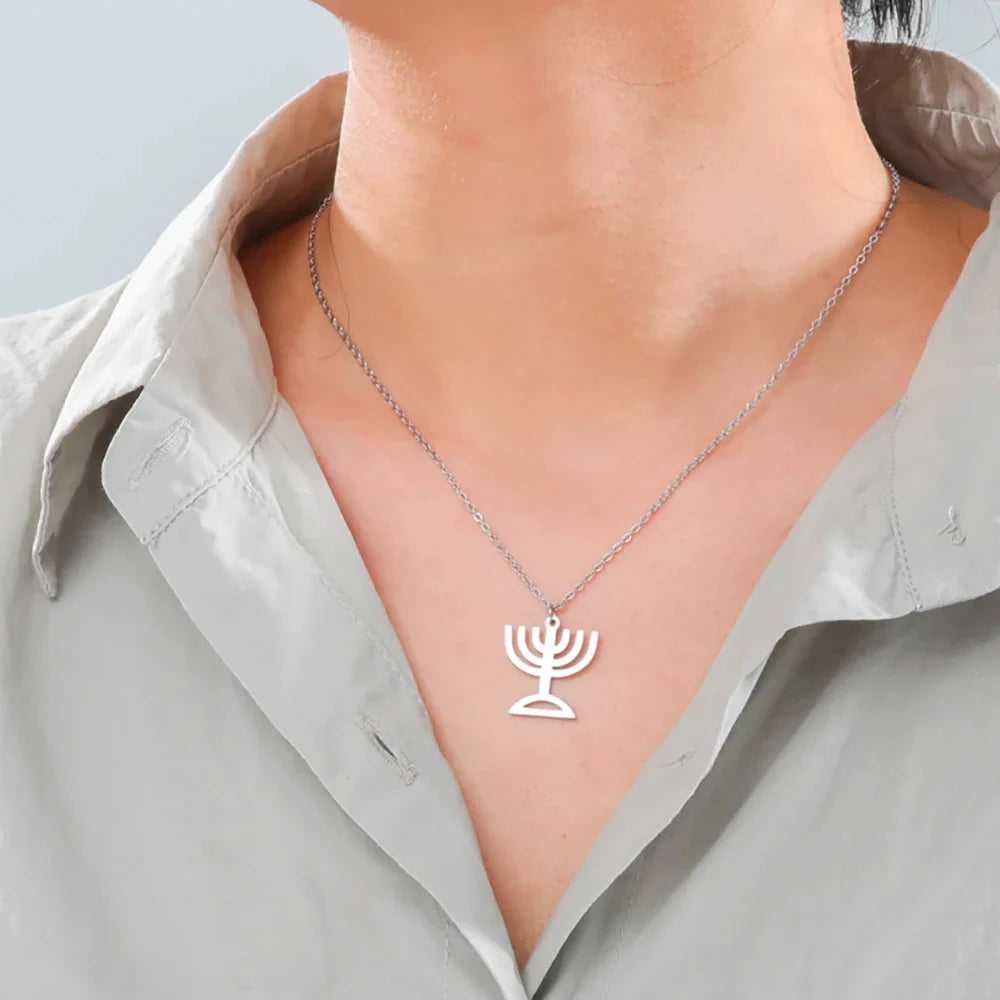 Halskette mit Anhänger des Symbols der jüdischen Identität Menora Silber