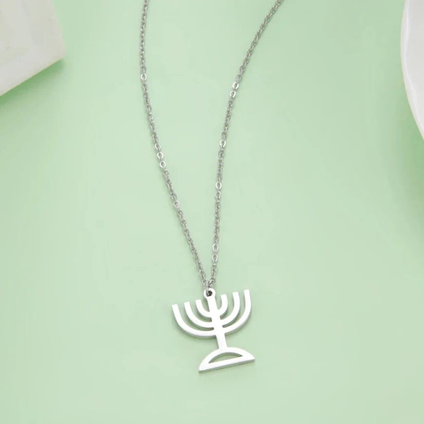 Halskette mit Anhänger des Symbols der jüdischen Identität Menora Silber
