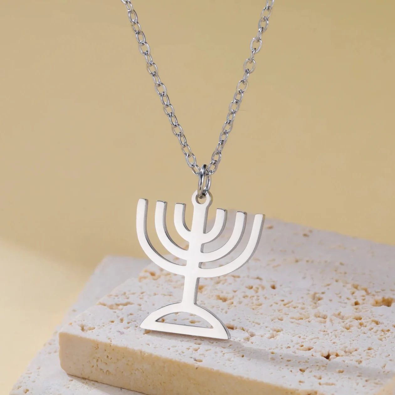 Halskette mit Anhänger des Symbols der jüdischen Identität Menora Silber