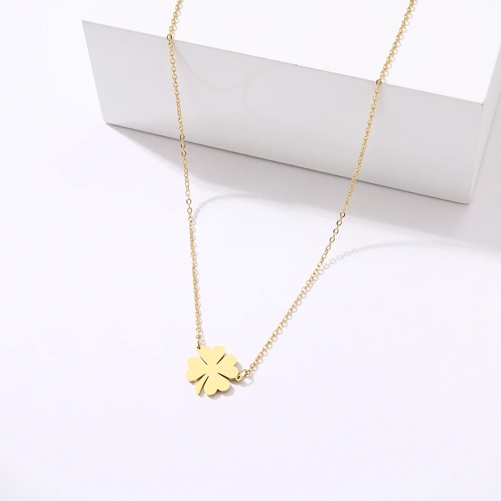 Halskette mit Anhänger in Form eines Glückskleeblatts aus Gold