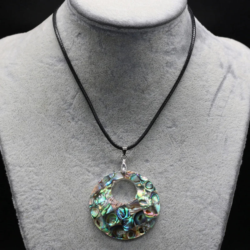 Lederkette mit Perlmutt-Muschelanhänger