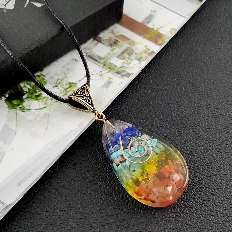 Halskette mit Anhänger aus 7 Chakra-Steinen