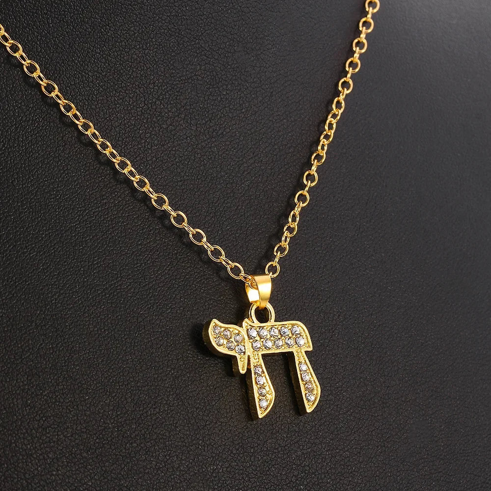 Halskette mit Strassanhänger des jüdischen Lebenssymbols Chai in Gold