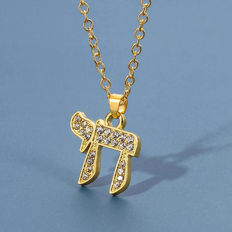 Halskette mit Strassanhänger des jüdischen Lebenssymbols Chai in Gold