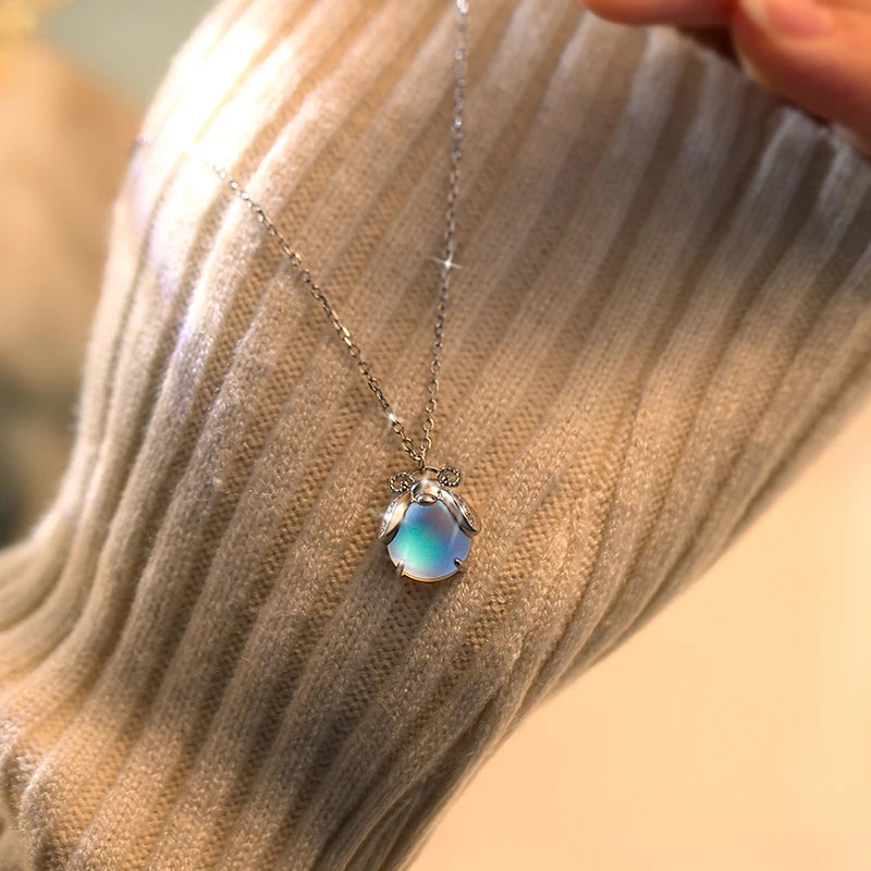 Halskette mit Anhänger aus Zirkon und Mondstein