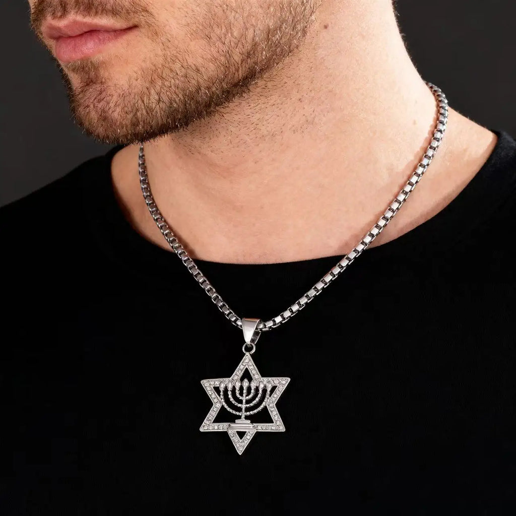Halskette mit Anhänger Davidstern und Symbol der jüdischen Identität Menora Silber