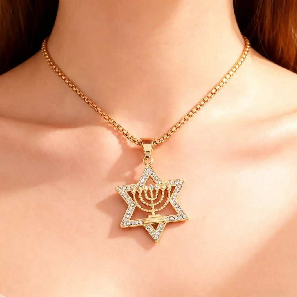 Halskette mit Anhänger Davidstern und Symbol der jüdischen Identität Menora Gold