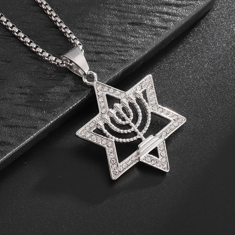Halskette mit Davidstern-Anhänger und Symbol der jüdischen Identität Menora 