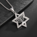 Halskette mit Davidstern-Anhänger und Symbol der jüdischen Identität Menora 