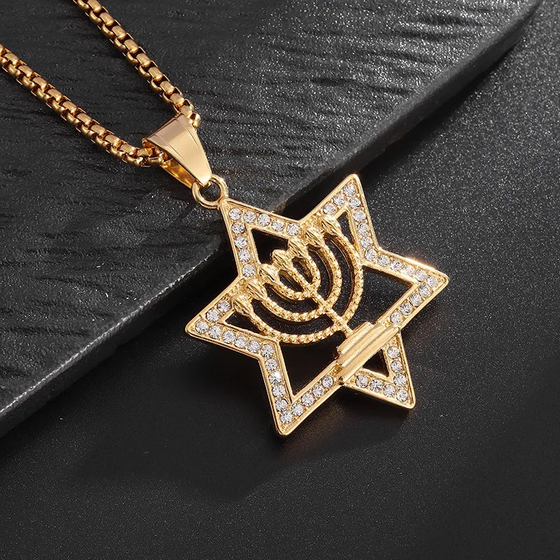 Halskette mit Anhänger Davidstern und Symbol der jüdischen Identität Menora Gold