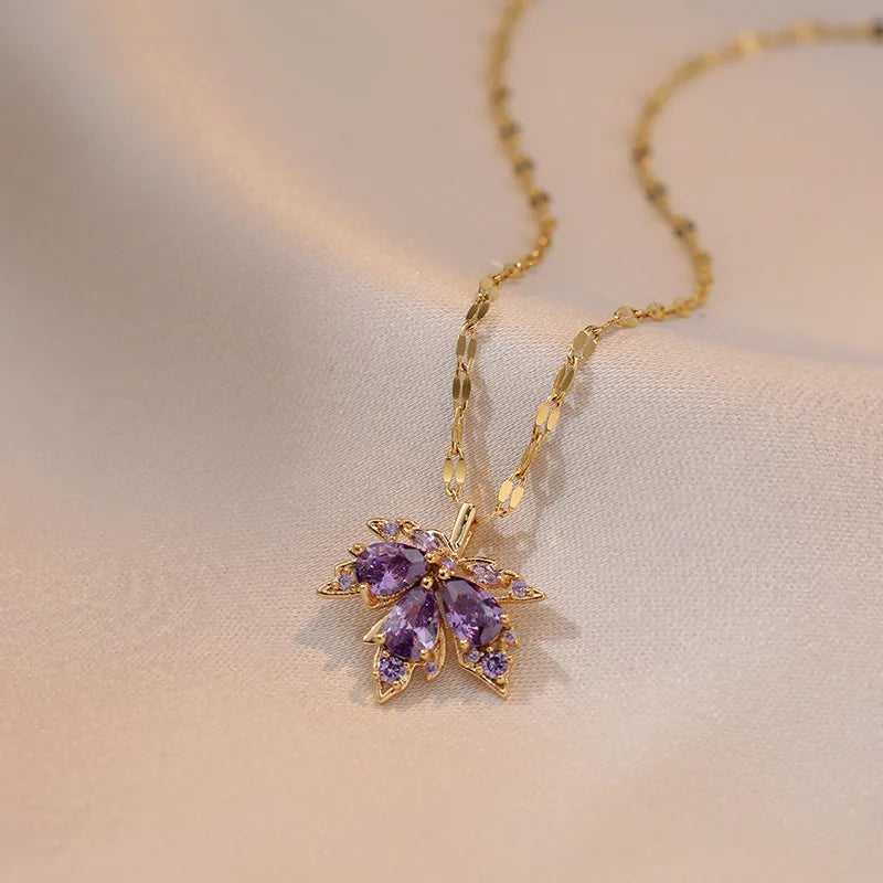 Halskette mit violettem farbigem Ahornblatt-Anhänger