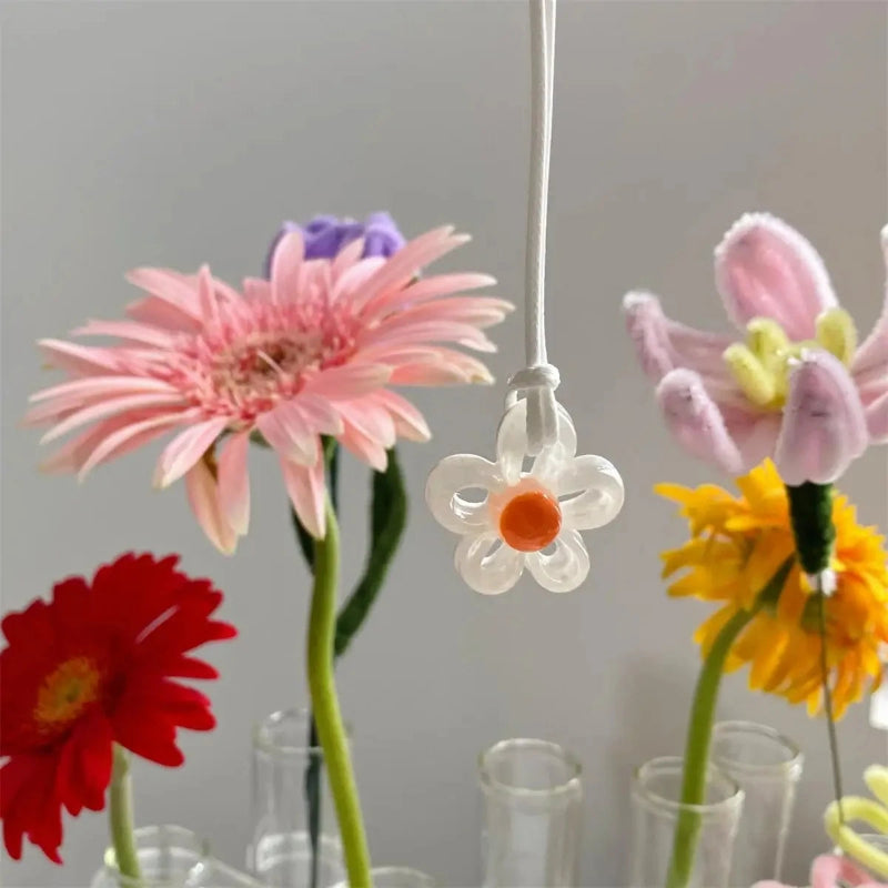 Halskette mit farbigem Blumenanhänger