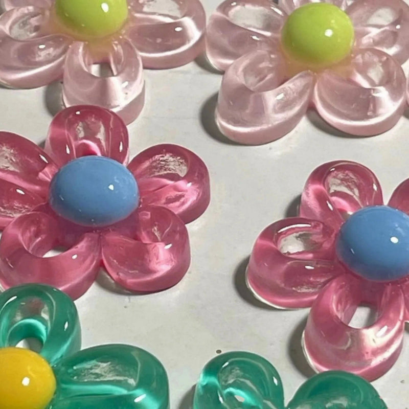 Halskette mit farbigem Blumenanhänger