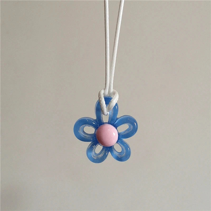 Halskette mit farbigem Blumenanhänger