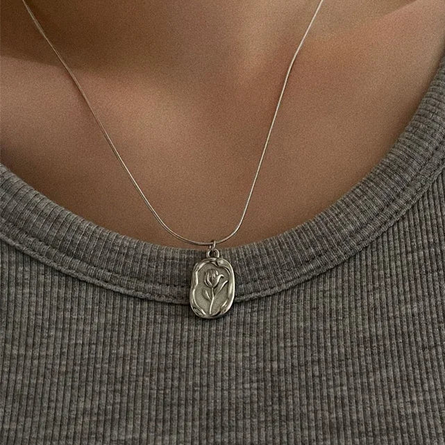 Halskette mit Rosenblüten-Anhänger aus Silber