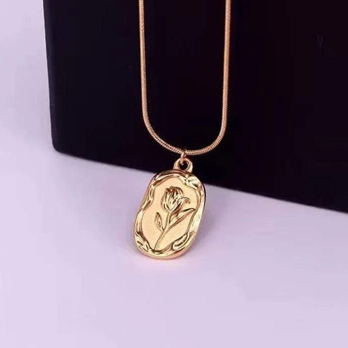 Halskette mit Rosenblüten-Anhänger aus Gold