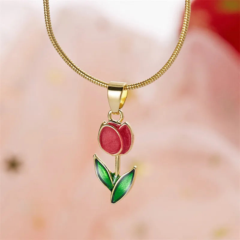 Halskette mit Tulpenblüten-Anhänger aus rot farbigem Emaille