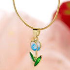 Halskette mit Tulpenblüten-Anhänger aus weißem und blauem farbigem Emaille