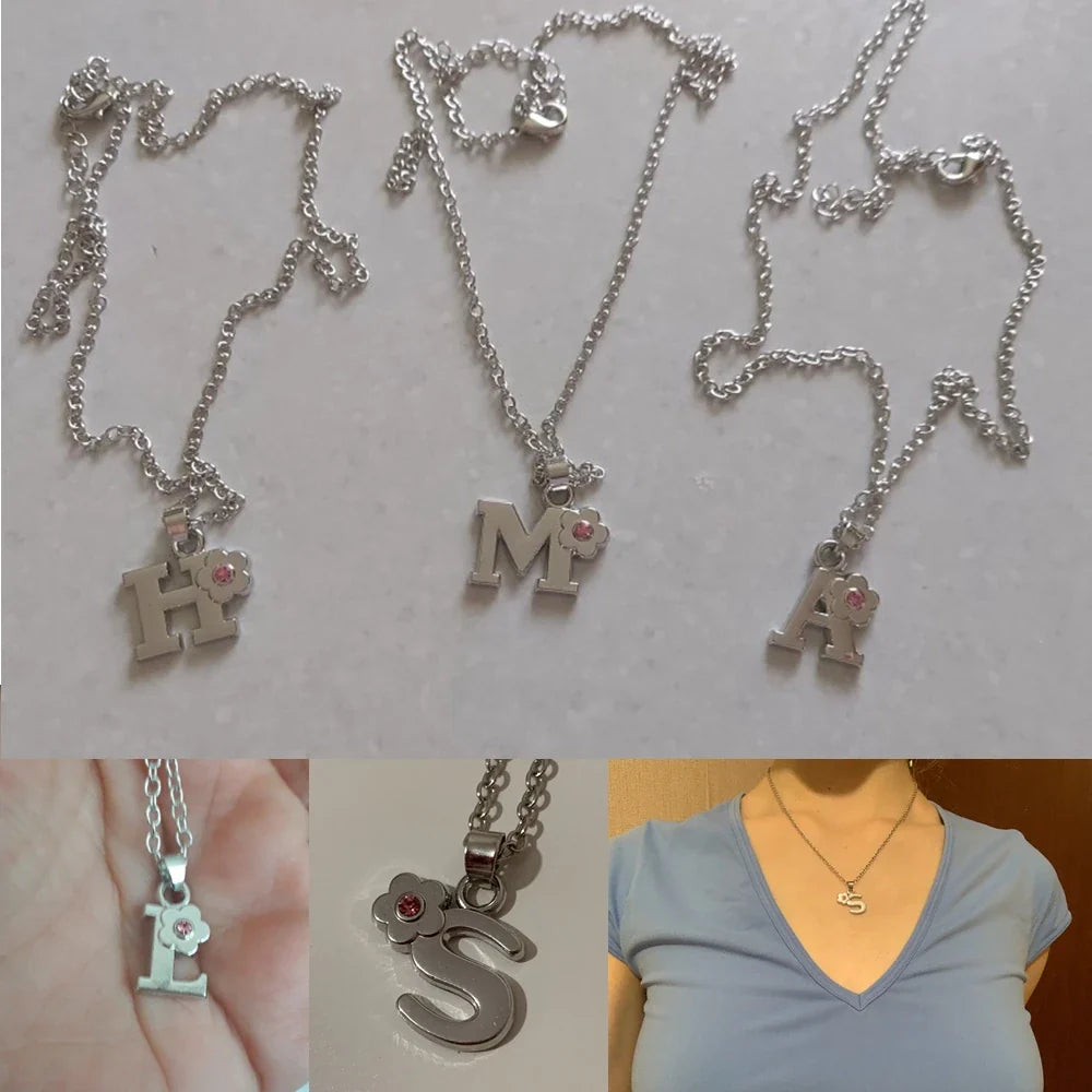 Halskette mit Initialen- und Blütenanhänger