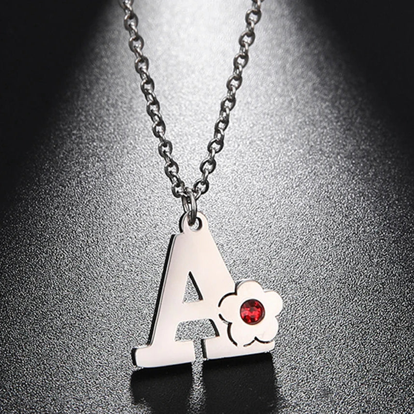 Halskette mit Initialen- und Blütenanhänger 