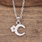 Halskette mit Initialen- und Blütenanhänger c