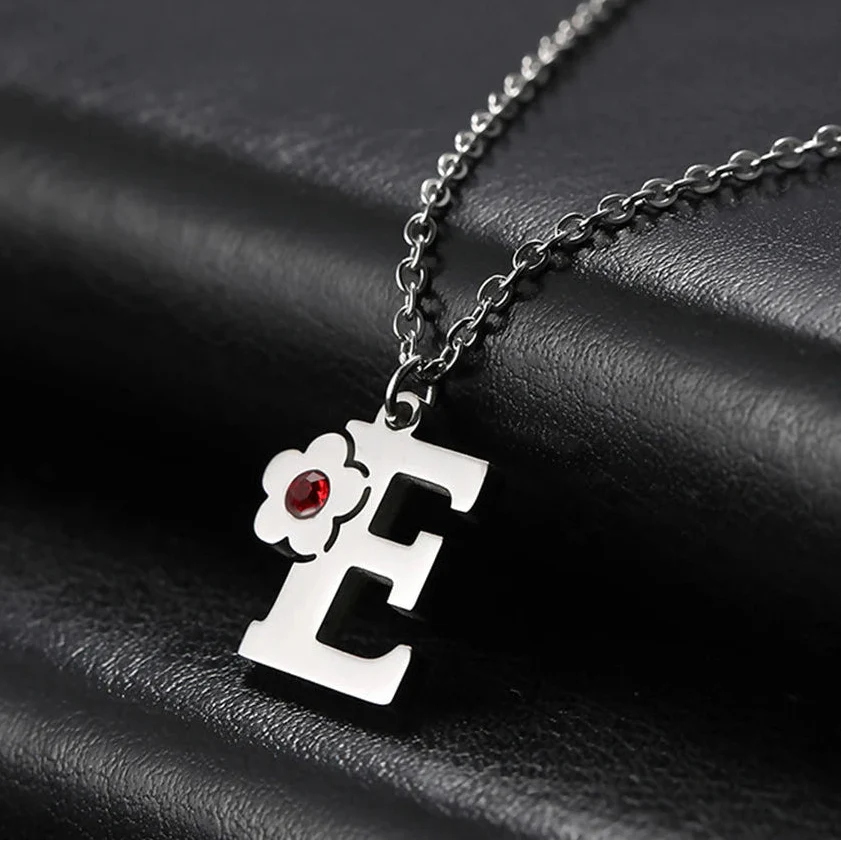 Halskette mit Initialen- und Blütenanhänger e