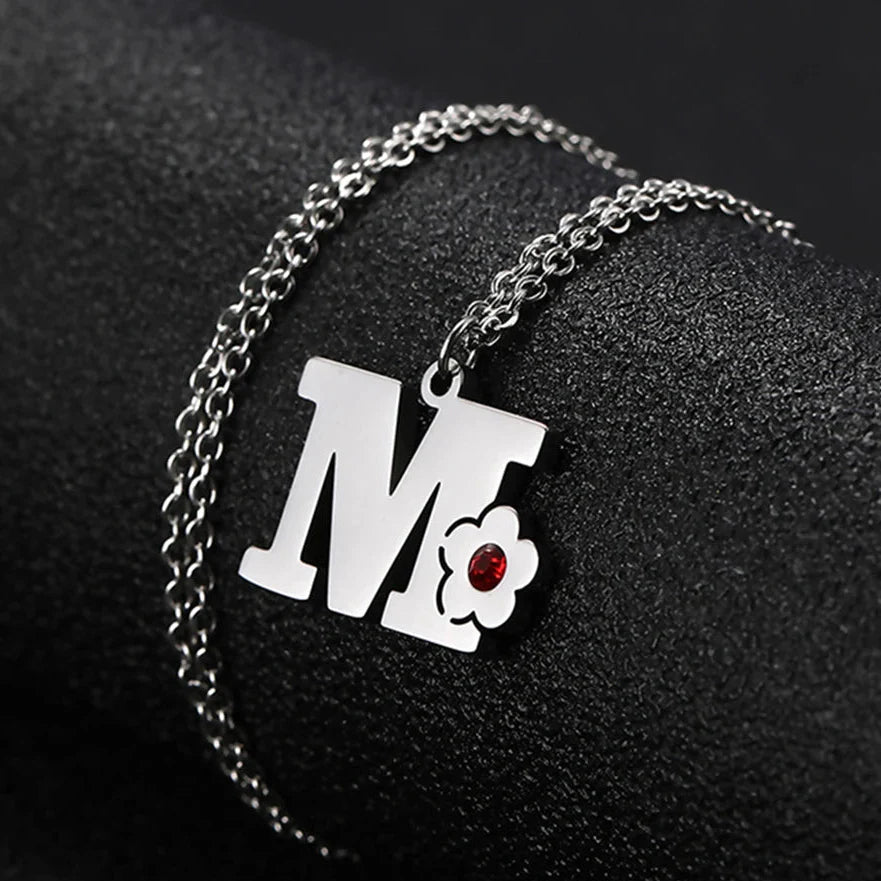 Halskette mit Initialen- und Blütenanhänger m