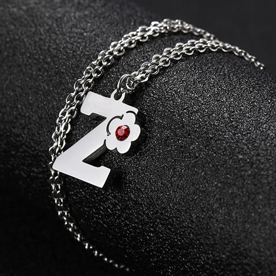 Halskette mit Initialen- und Blütenanhänger z
