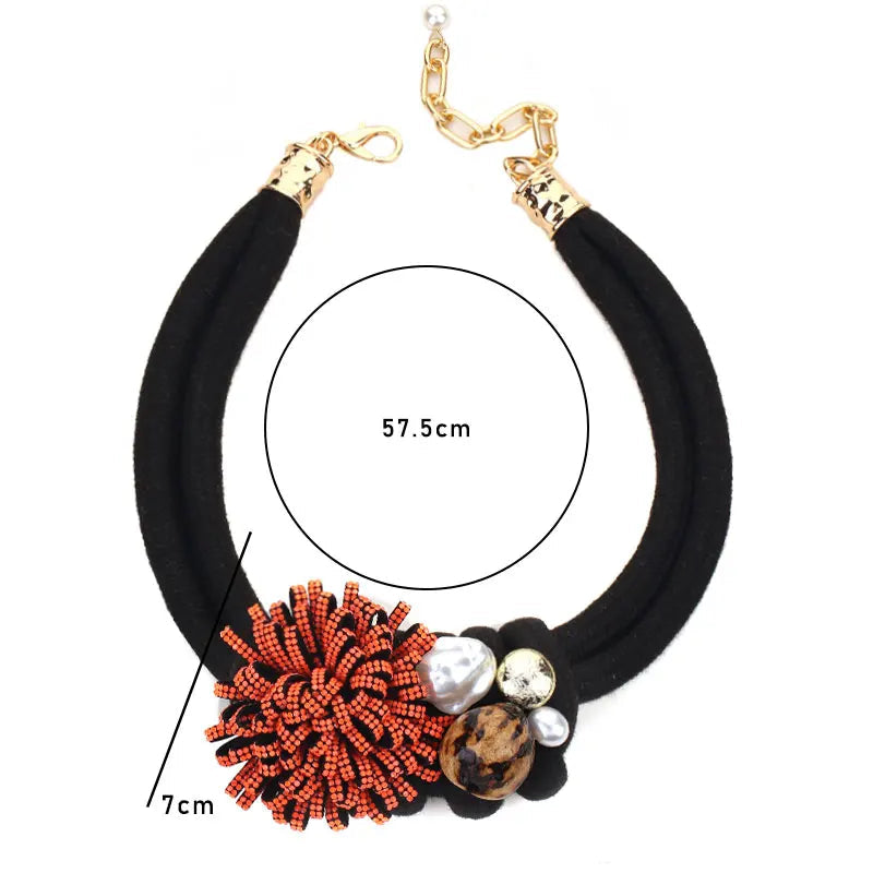 Choker mit rotem Blumenanhänger und Perlen