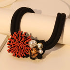 Choker mit rotem Blumenanhänger und Perlen