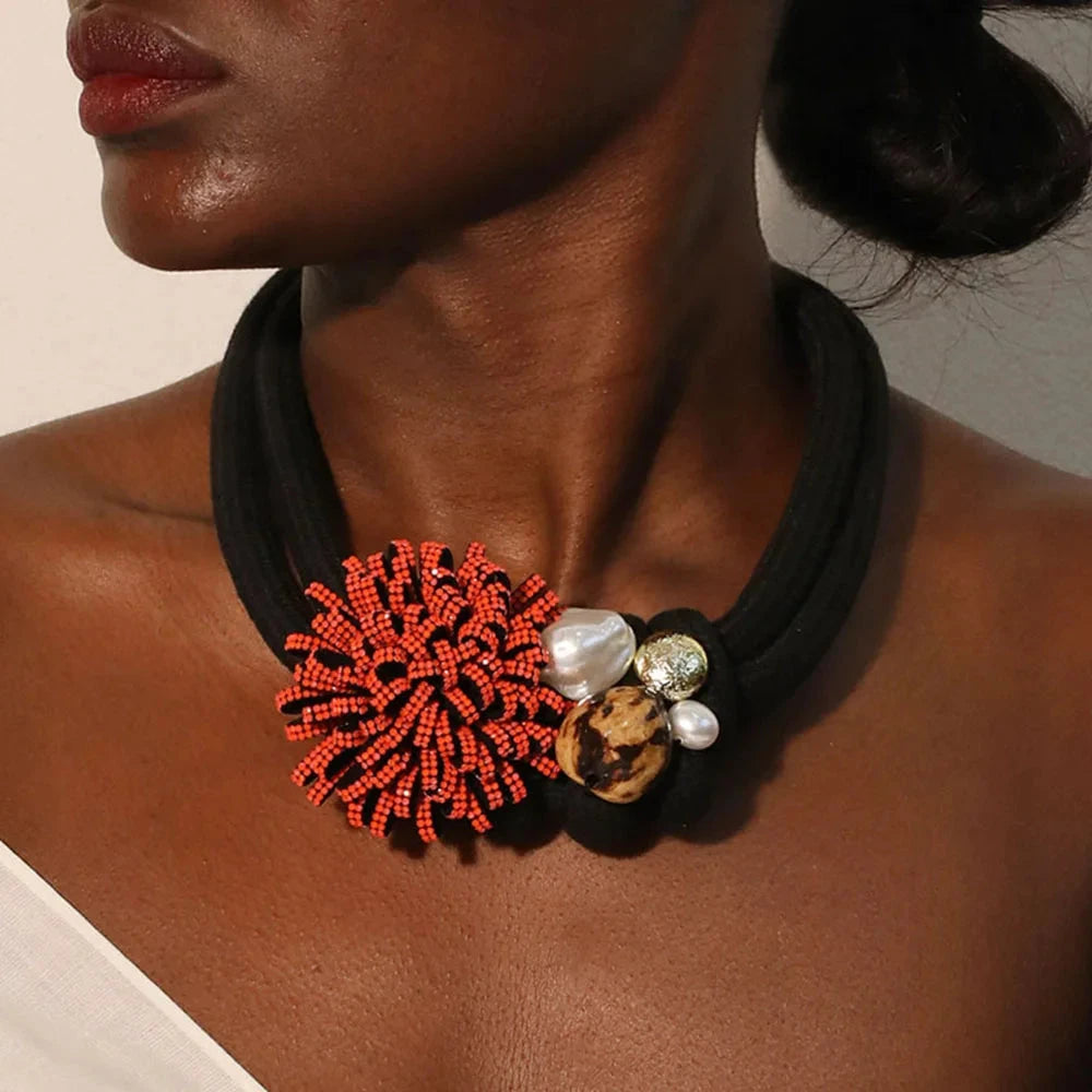 Choker mit rotem Blumenanhänger und Perlen