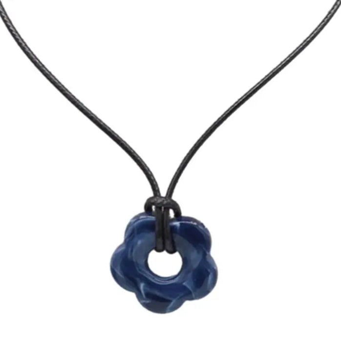 Halskette mit Blütenanhänger im romantischen Stil dunkelgrau