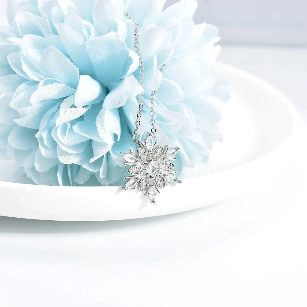 Halskette mit Schneeflocken-Anhänger aus weißem Zirkon