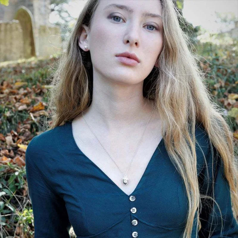 Halskette mit Quastenanhänger und Herz