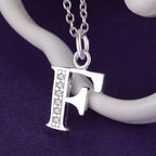 Lange Halskette mit Initialenanhänger f