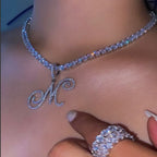 Choker mit Initialen-Anhänger und Strass 