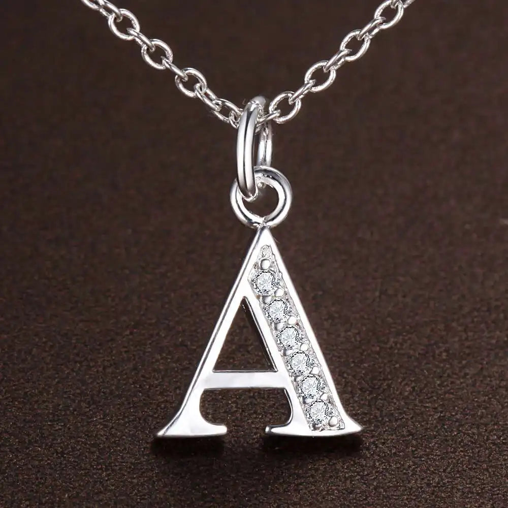 Lange Halskette mit Initialenanhänger a